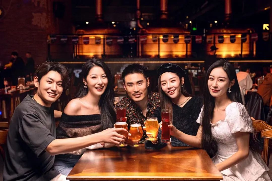 在青岛啤酒·时光海岸精酿啤酒花园，共迎2023年的第一缕阳光