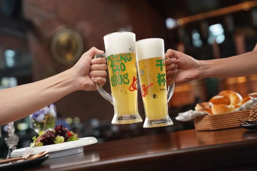 在青岛啤酒·时光海岸精酿啤酒花园，共迎2023年的第一缕阳光