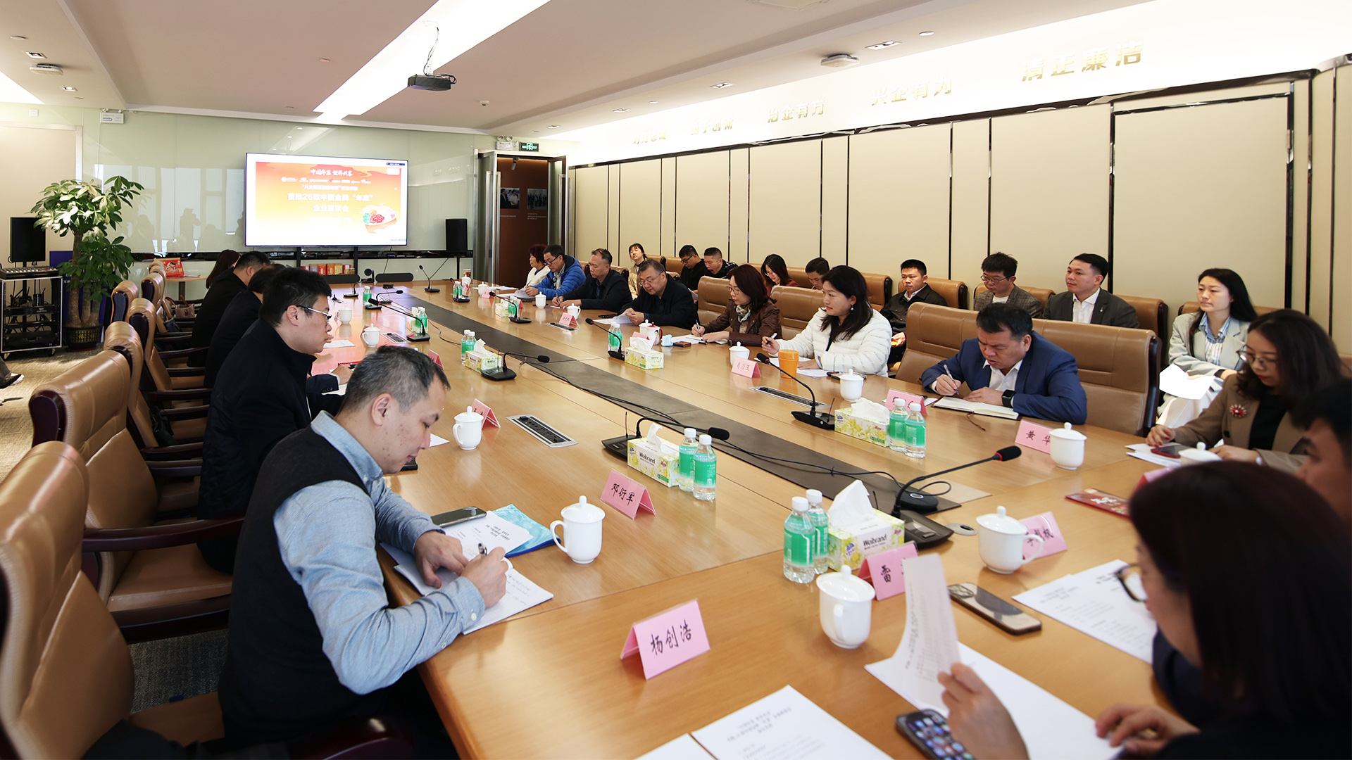 首批26家中国金牌“年菜”企业集合，在广州拉开“年菜”发展研讨座谈会大幕