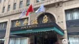 《繁花》火到戏外，上海和平饭店各色繁花套餐赚麻了：16888元一晚的“宝总”套房周六预订到春节后，除夕已被抢订