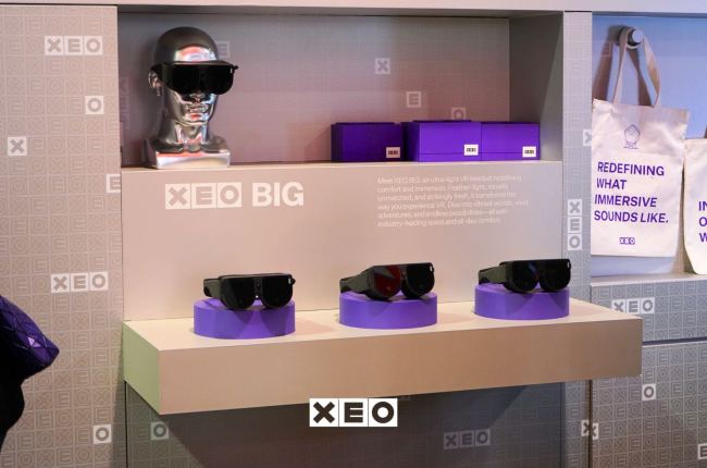 专注沉浸式娱乐设备的品牌xeo亮相2025 ces，带来8k超轻头显和沉浸声娱乐座舱