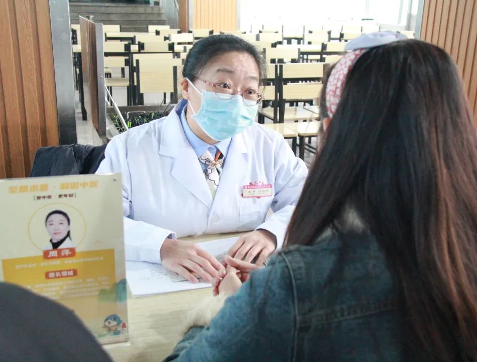 青岛西海岸新区第二中医医院“中医药文化进企业”健康市集活动走进青岛海容商用冷链公司
