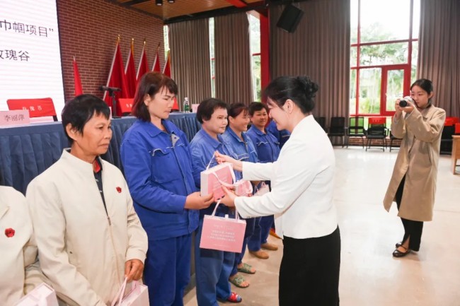 “中国妇女报·莎蔓莉莎乡村振兴助力巾帼项目”走进三亚，为当地妇女送上一堂“个人形象提升课”