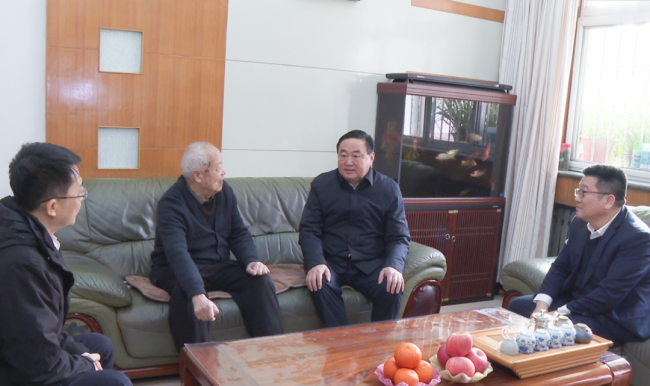 春节前夕，山东能源集团领导看望慰问老领导、困难党员和困难职工