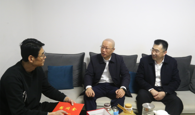春节前夕，山东能源集团领导看望慰问老领导、困难党员和困难职工