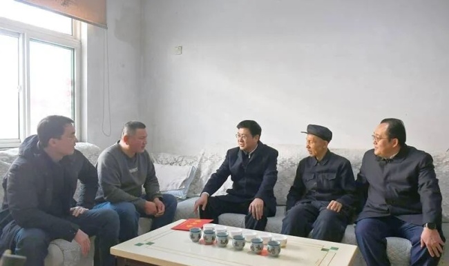 春节前夕，山东能源集团领导看望慰问老领导、困难党员和困难职工