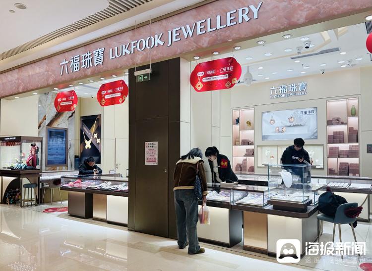 黄金愈发让人看不懂了：有人排队购金，有人止步观望