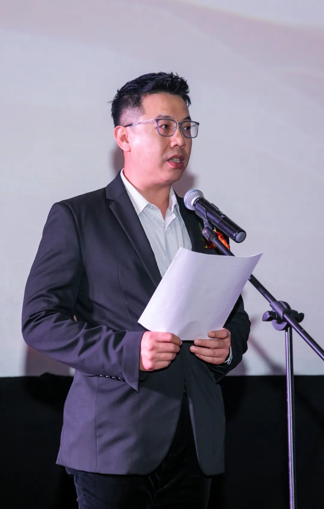 北京当代中国写意油画研究院海南创作中心昨日在海口市观澜湖华谊冯小刚电影公社挂牌成立