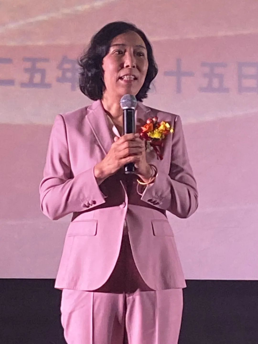 北京当代中国写意油画研究院海南创作中心昨日在海口市观澜湖华谊冯小刚电影公社挂牌成立