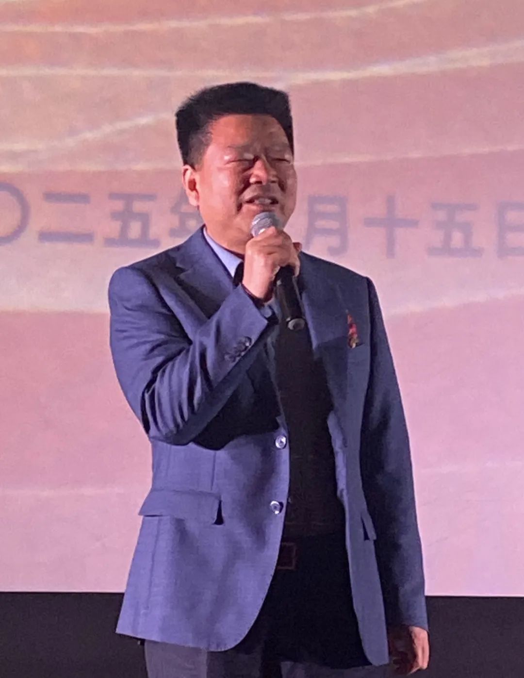 北京当代中国写意油画研究院海南创作中心昨日在海口市观澜湖华谊冯小刚电影公社挂牌成立