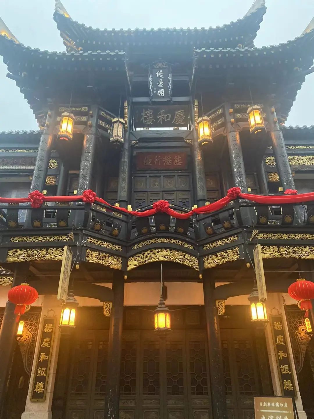 北京当代中国写意油画研究院海南创作中心昨日在海口市观澜湖华谊冯小刚电影公社挂牌成立