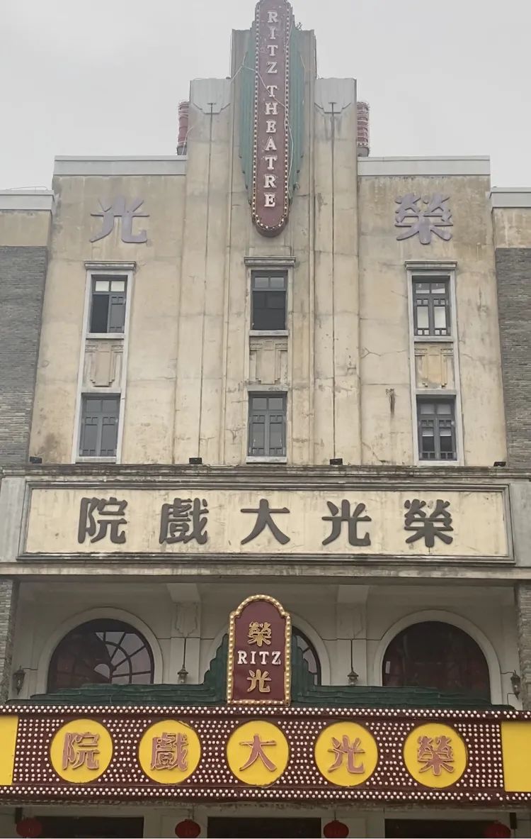 北京当代中国写意油画研究院海南创作中心昨日在海口市观澜湖华谊冯小刚电影公社挂牌成立