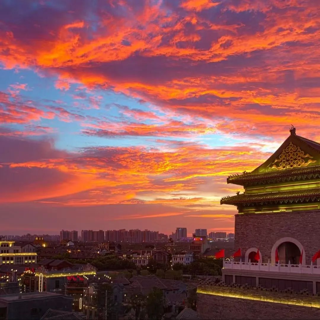 北京当代中国写意油画研究院海南创作中心昨日在海口市观澜湖华谊冯小刚电影公社挂牌成立
