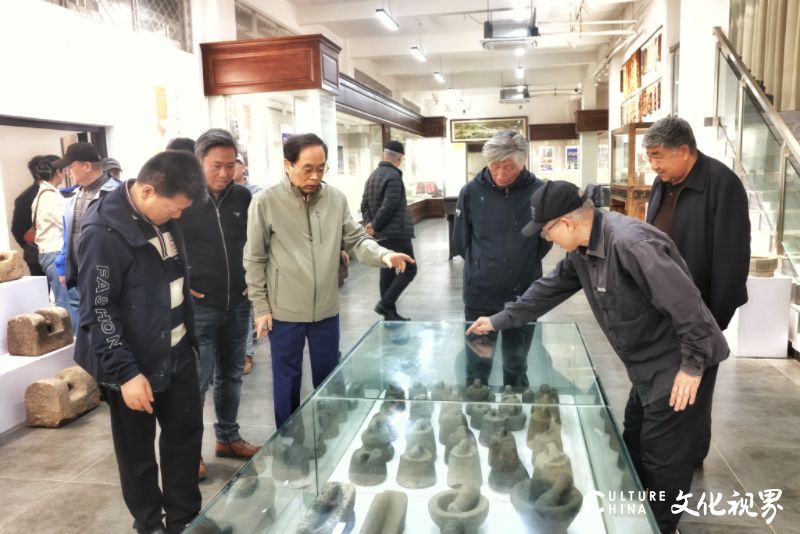 范迪安一行到海口经济学院美术馆、博物馆参观考察