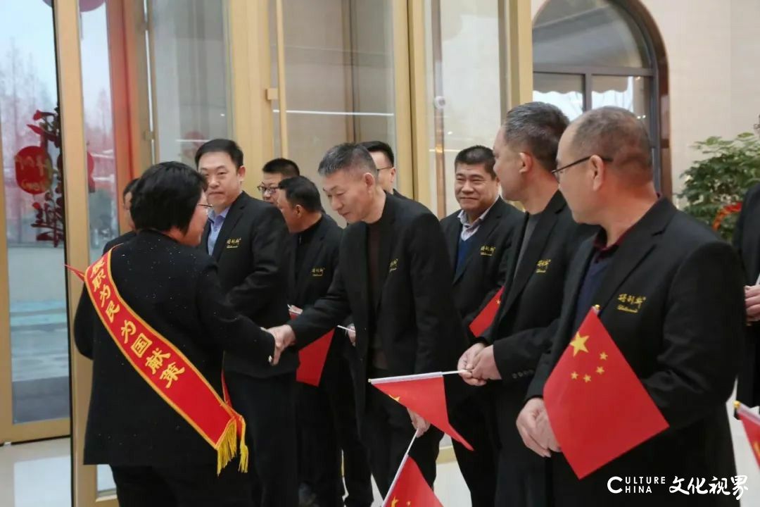得利斯集团董事长郑思敏昨启程赴京履职全国两会
