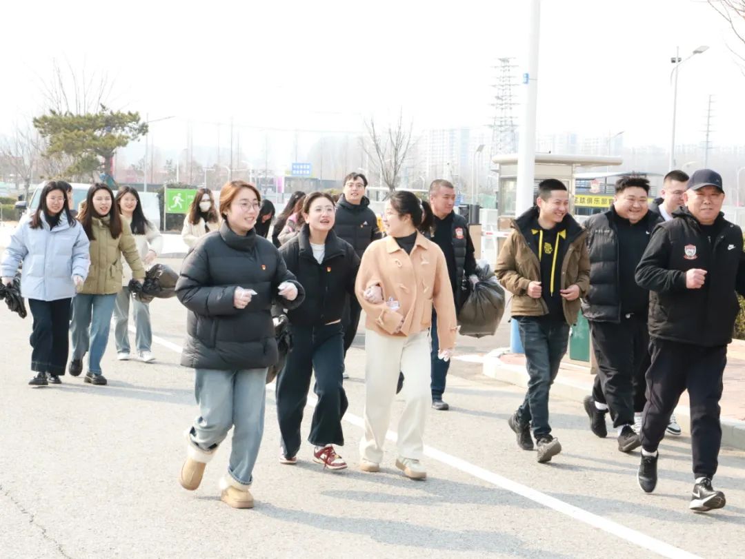 踏浪净滩学雷锋 青春领跑志愿行——青岛西海岸足球俱乐部2025环保跑活动昨日举行
