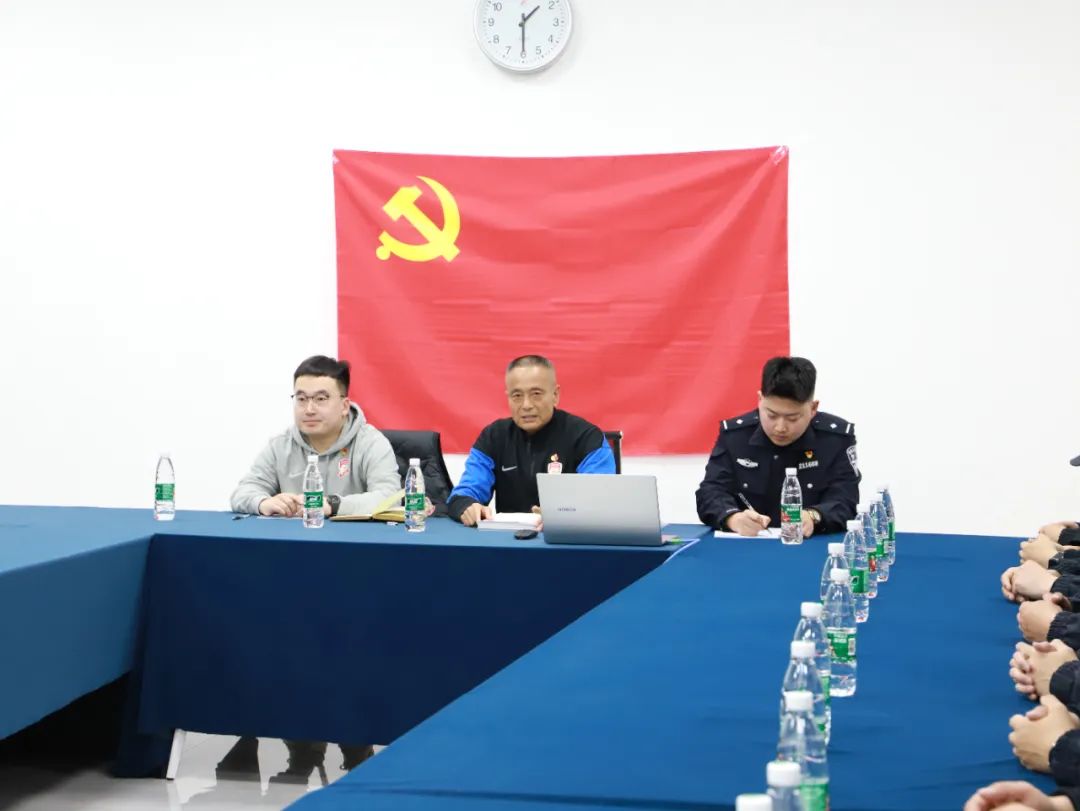 踏浪净滩学雷锋 青春领跑志愿行——青岛西海岸足球俱乐部2025环保跑活动昨日举行