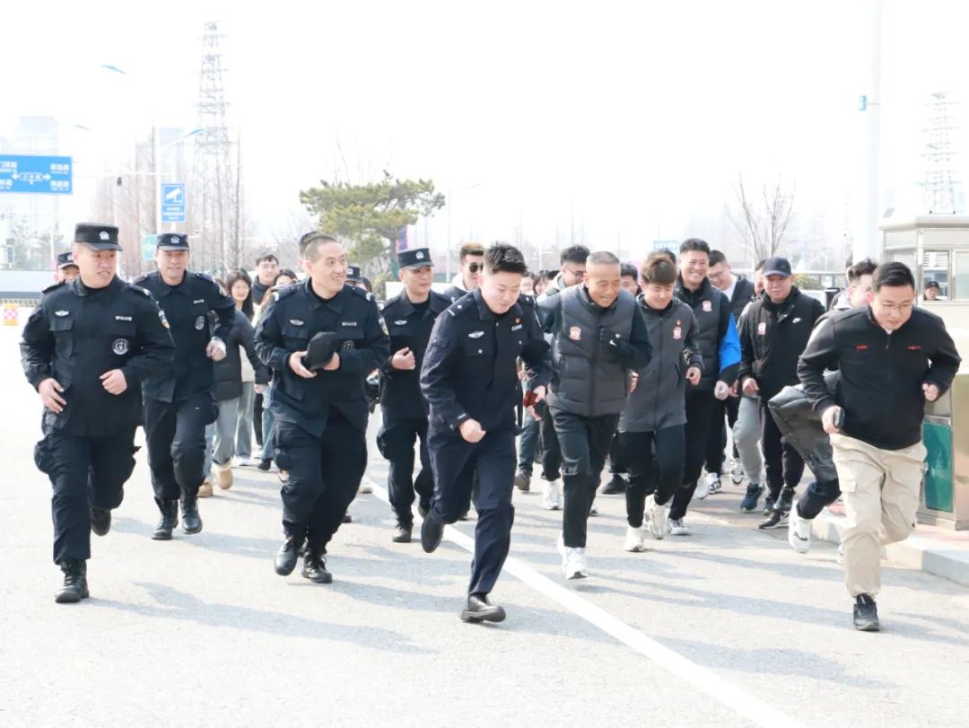 踏浪净滩学雷锋 青春领跑志愿行——青岛西海岸足球俱乐部2025环保跑活动昨日举行