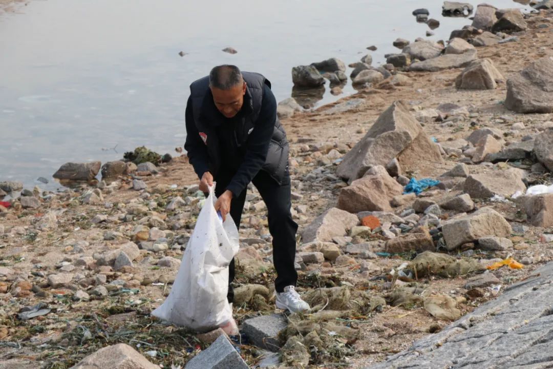 踏浪净滩学雷锋 青春领跑志愿行——青岛西海岸足球俱乐部2025环保跑活动昨日举行