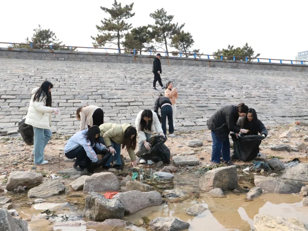 踏浪净滩学雷锋 青春领跑志愿行——青岛西海岸足球俱乐部2025环保跑活动昨日举行