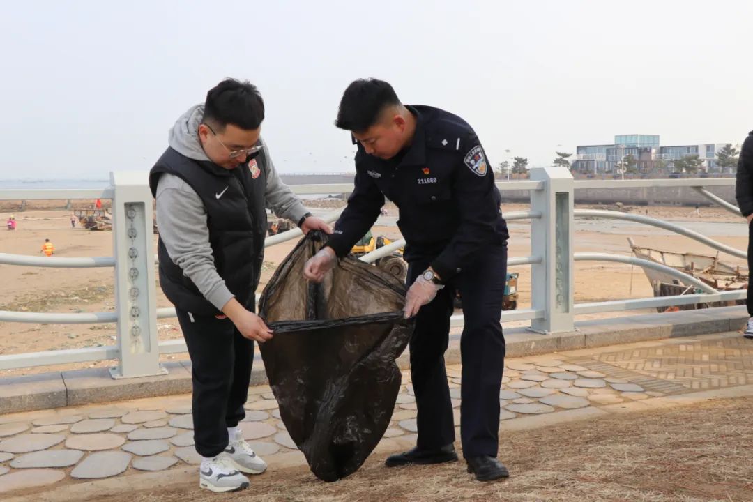 踏浪净滩学雷锋 青春领跑志愿行——青岛西海岸足球俱乐部2025环保跑活动昨日举行