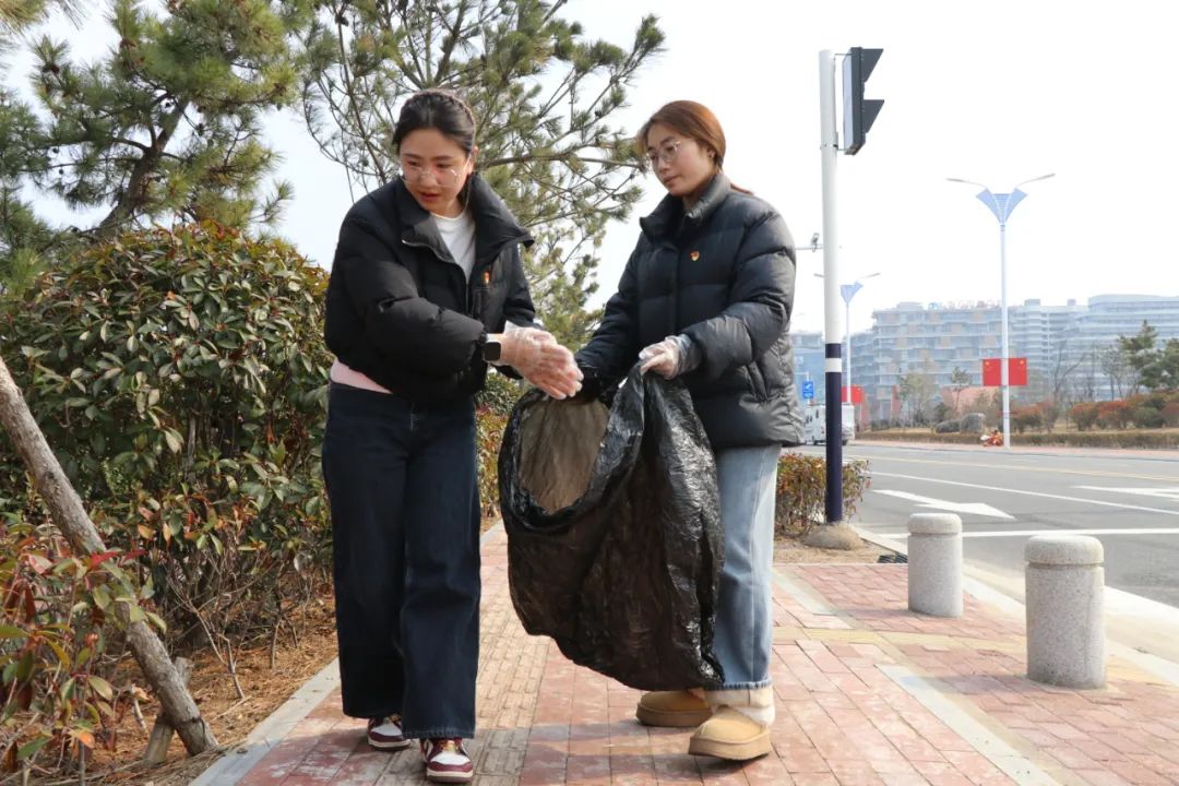 踏浪净滩学雷锋 青春领跑志愿行——青岛西海岸足球俱乐部2025环保跑活动昨日举行