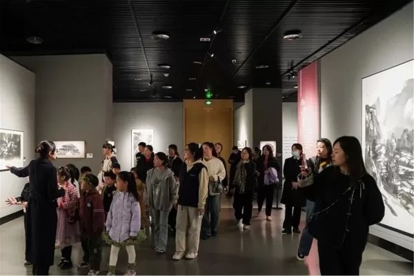 让传统水墨在展厅“活”起来 | “日月同辉——清华大学美术学院陈辉教授水墨作品江苏巡展”策展总结座谈会