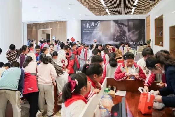 让传统水墨在展厅“活”起来 | “日月同辉——清华大学美术学院陈辉教授水墨作品江苏巡展”策展总结座谈会