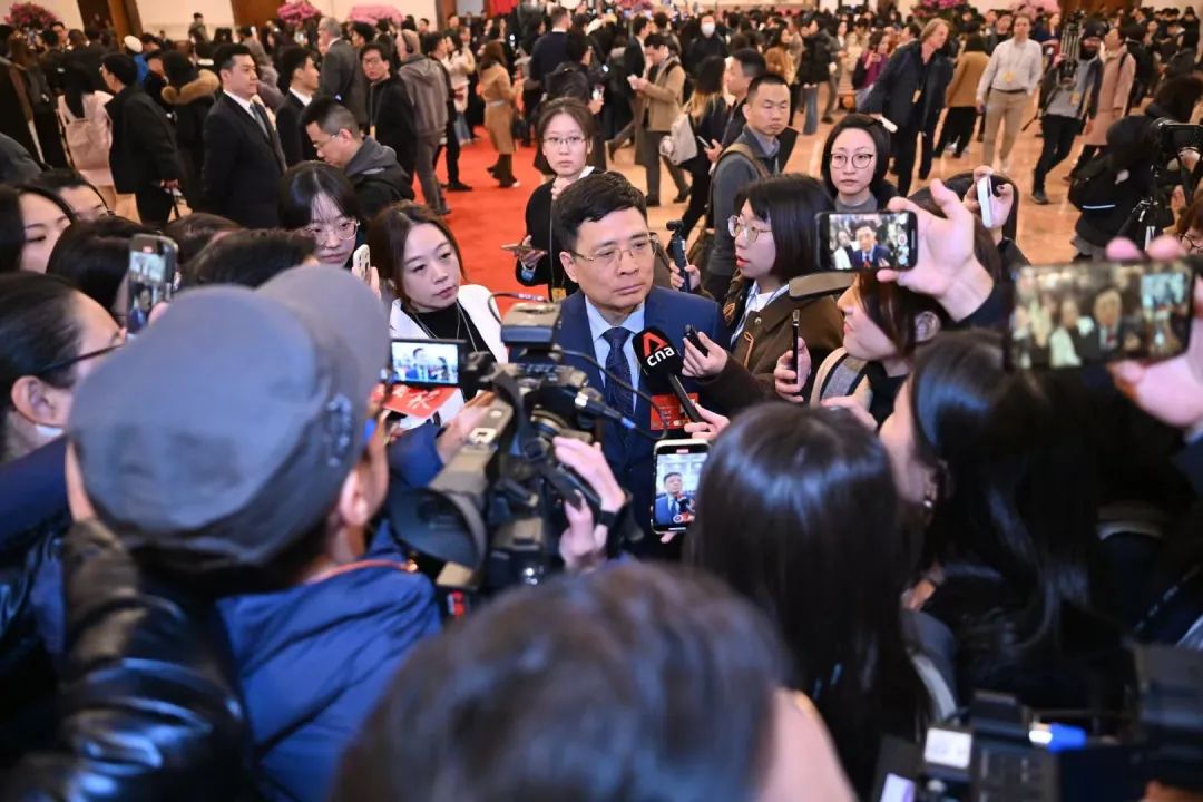 周云杰意外走红背后：从“表情包”到“代言人”的品牌新玩法