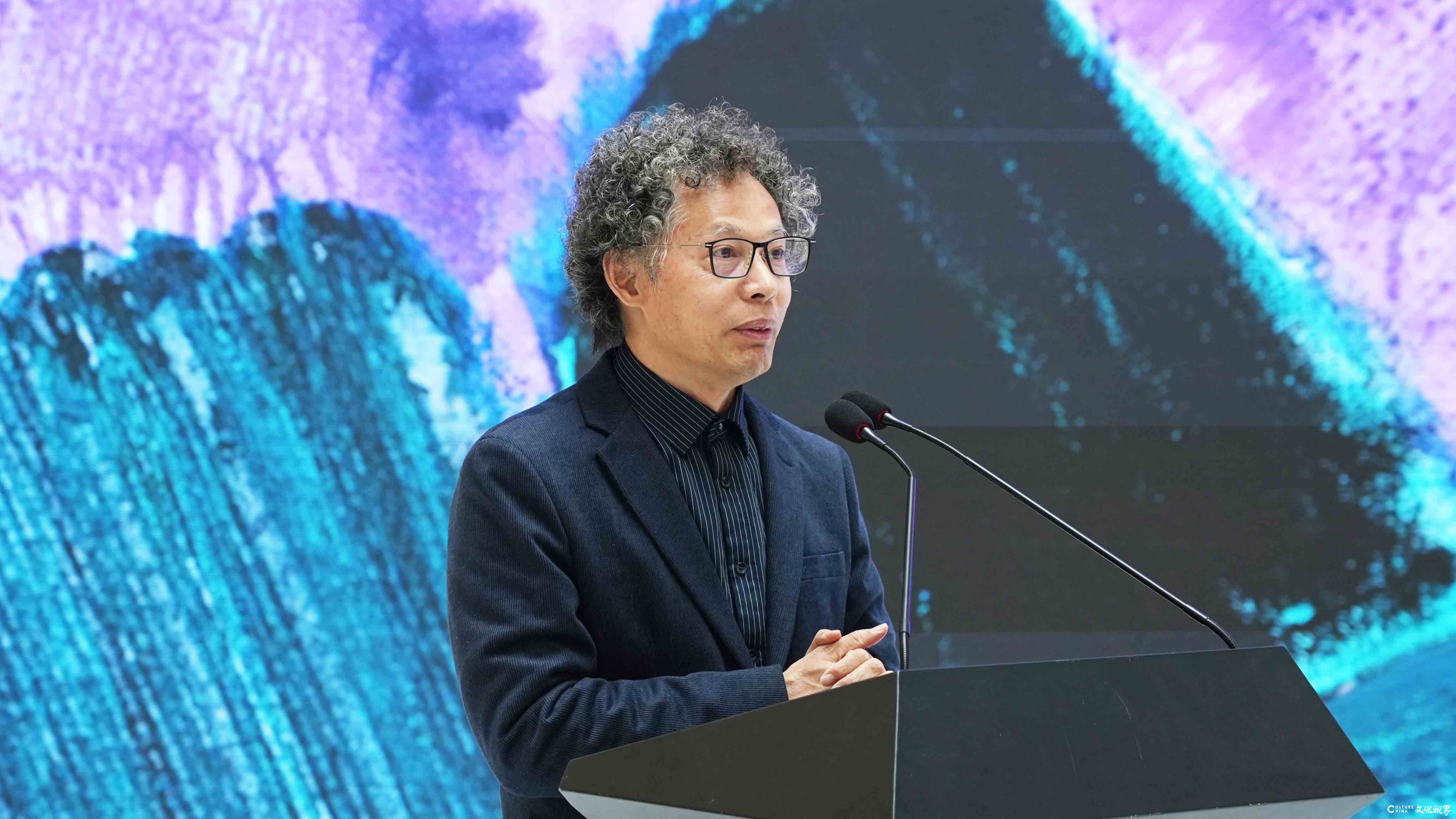 “无人之境——田卫平绘画作品展”昨日在威海开幕