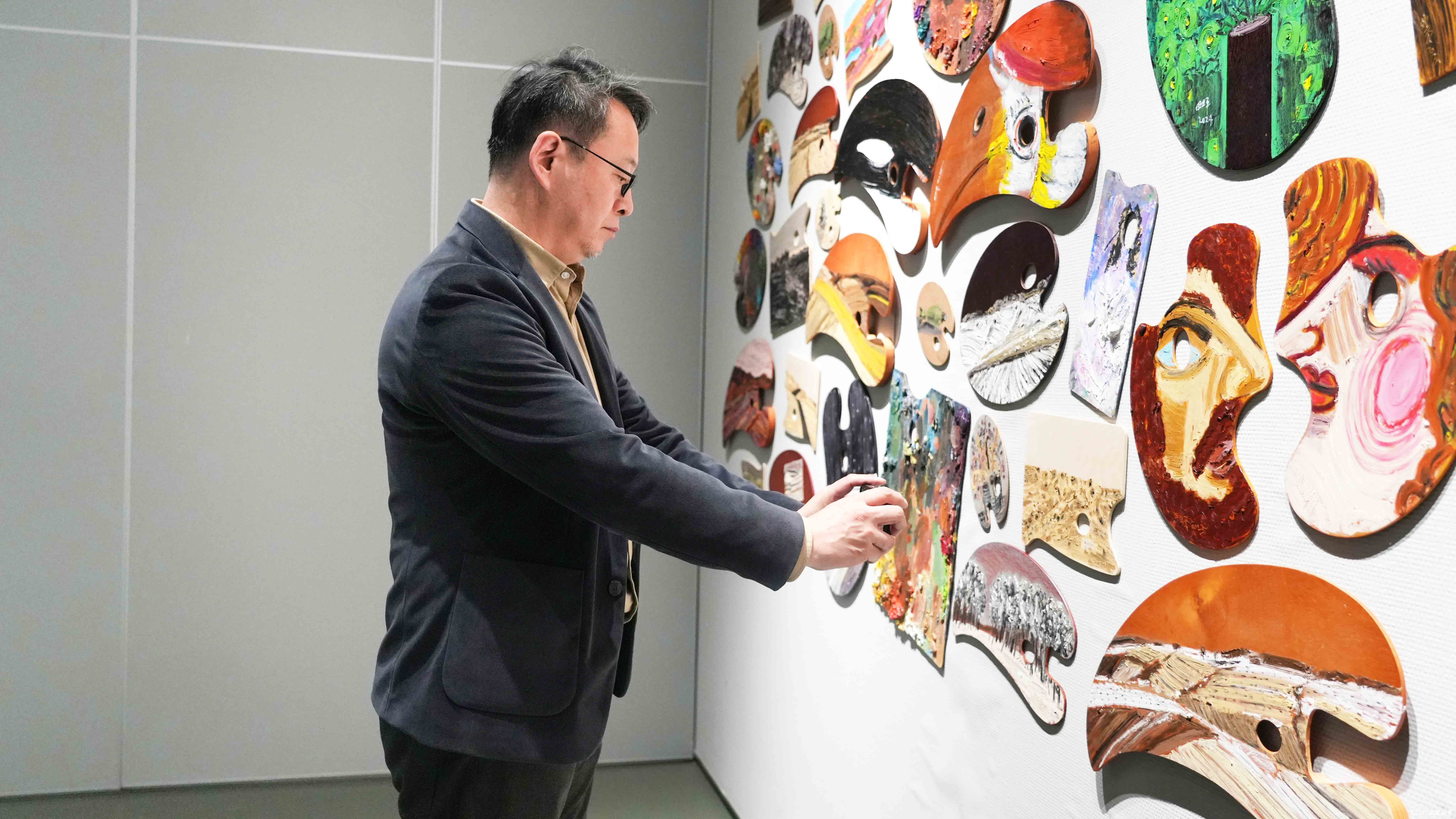 “无人之境——田卫平绘画作品展”昨日在威海开幕