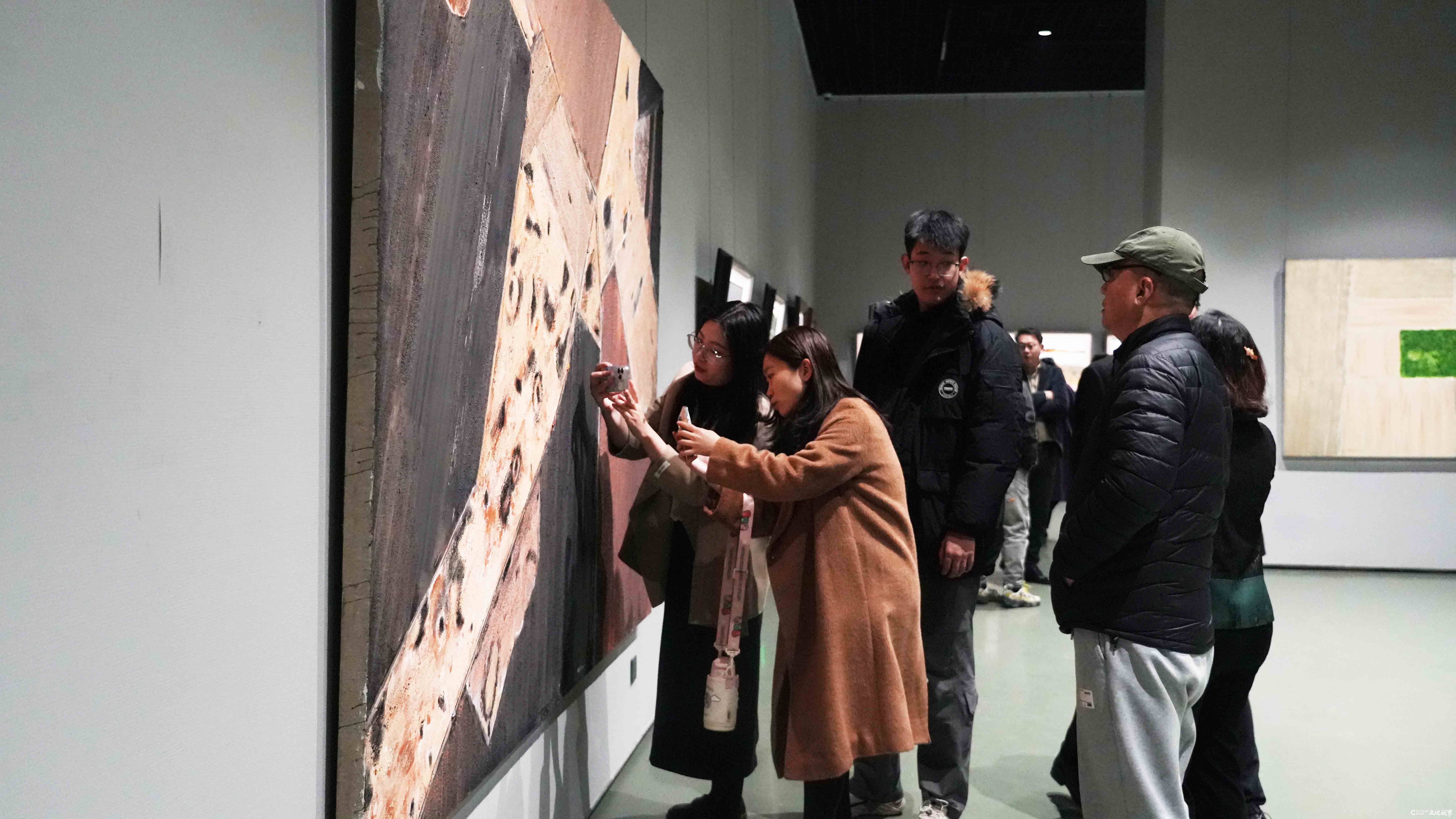 “无人之境——田卫平绘画作品展”昨日在威海开幕