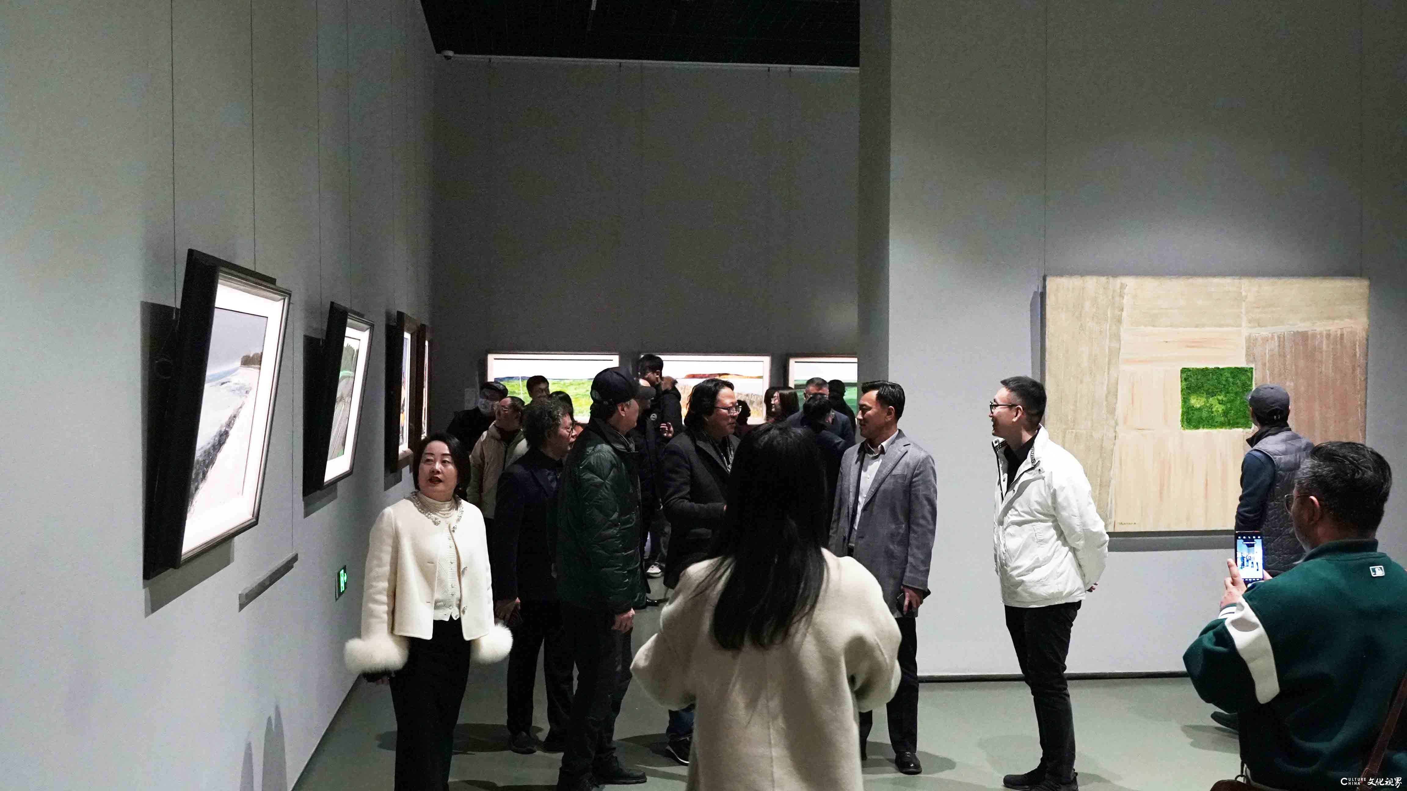 “无人之境——田卫平绘画作品展”昨日在威海开幕