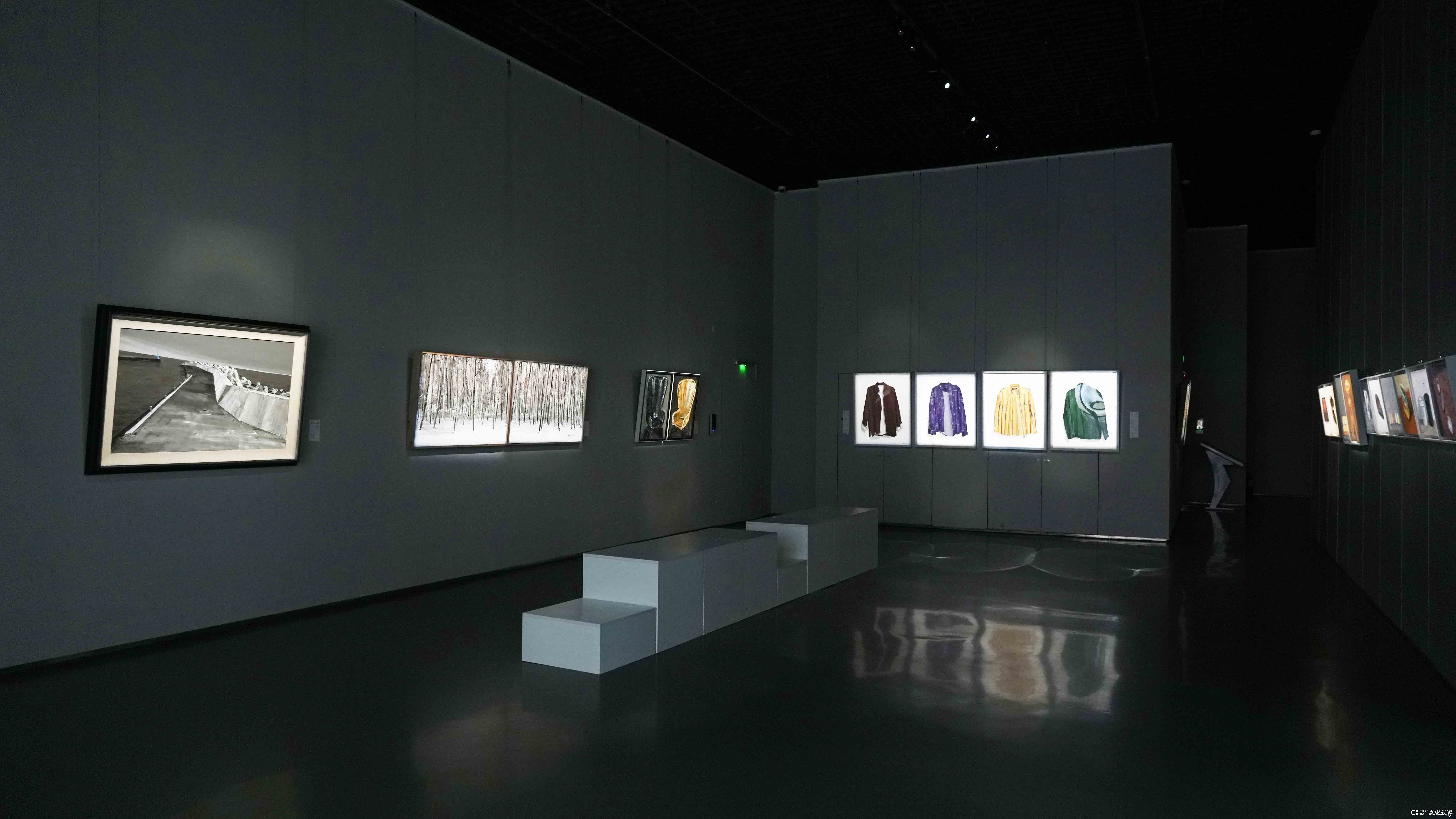 “无人之境——田卫平绘画作品展”昨日在威海开幕
