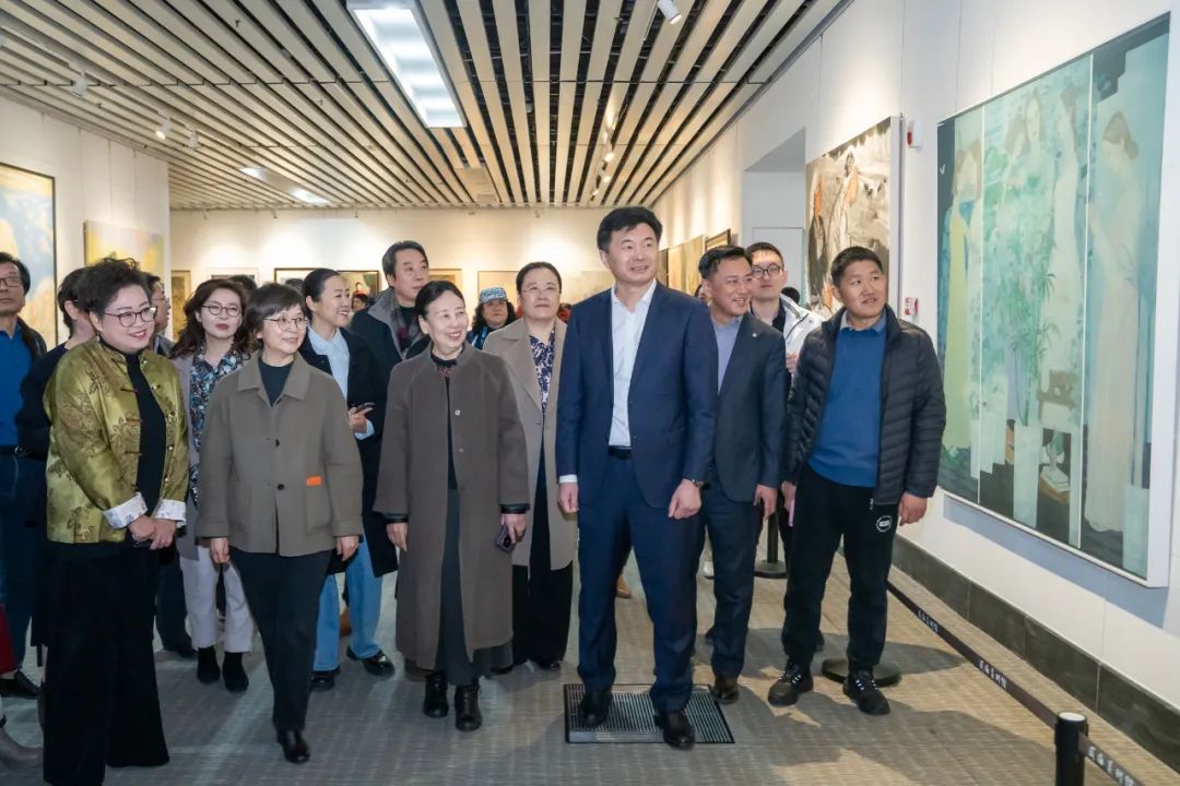 “多彩·2025”第九届全国女画家作品展在威海市美术馆开展，展期至3月30日