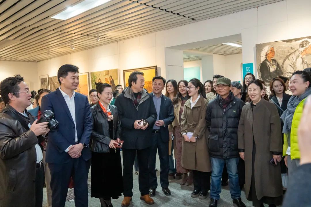 “多彩·2025”第九届全国女画家作品展在威海市美术馆开展，展期至3月30日