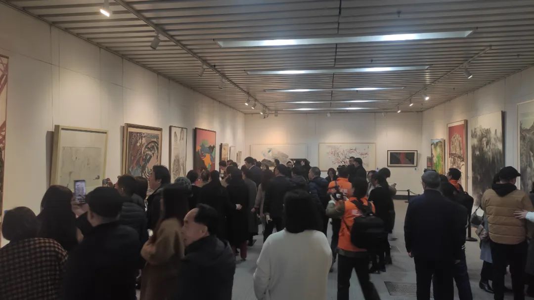 “多彩·2025”第九届全国女画家作品展在威海市美术馆开展，展期至3月30日