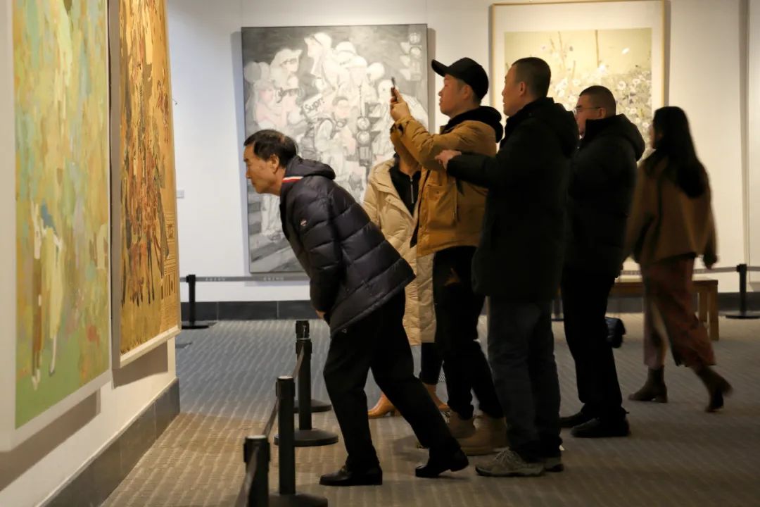 “多彩·2025”第九届全国女画家作品展在威海市美术馆开展，展期至3月30日