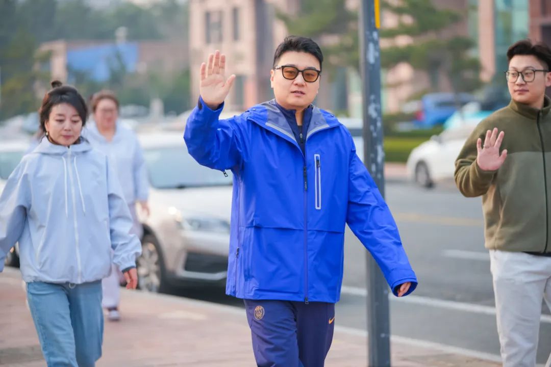 春风如意 徒步芳华——迪尚集团三八妇女节主题健步行活动昨日举行