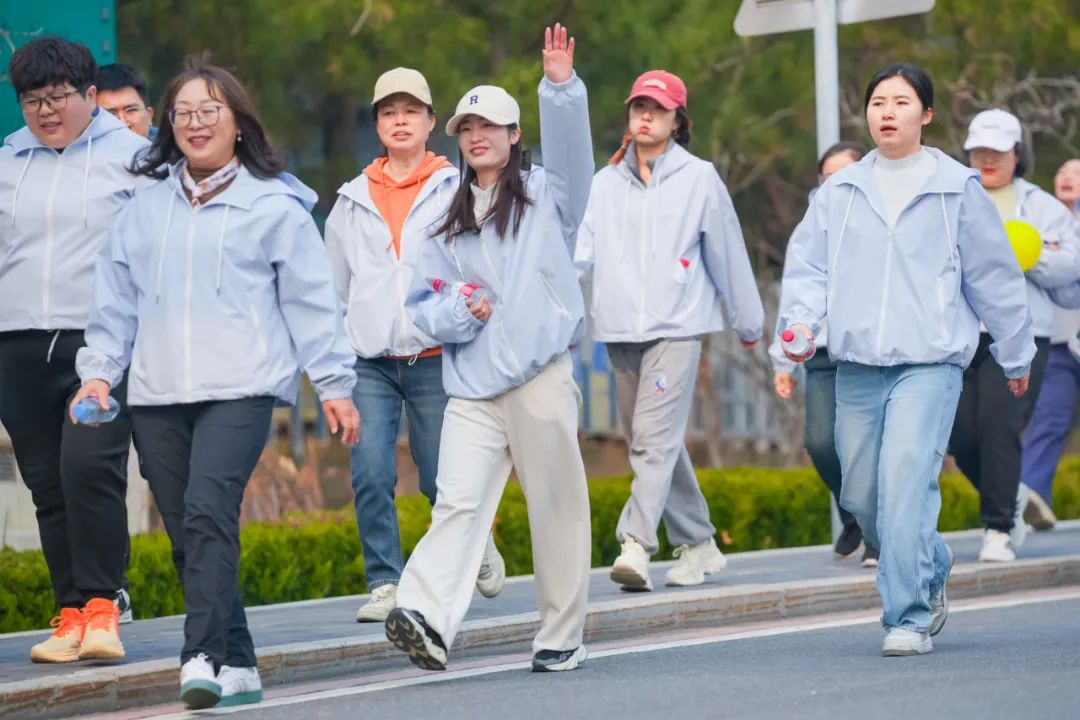 春风如意 徒步芳华——迪尚集团三八妇女节主题健步行活动昨日举行