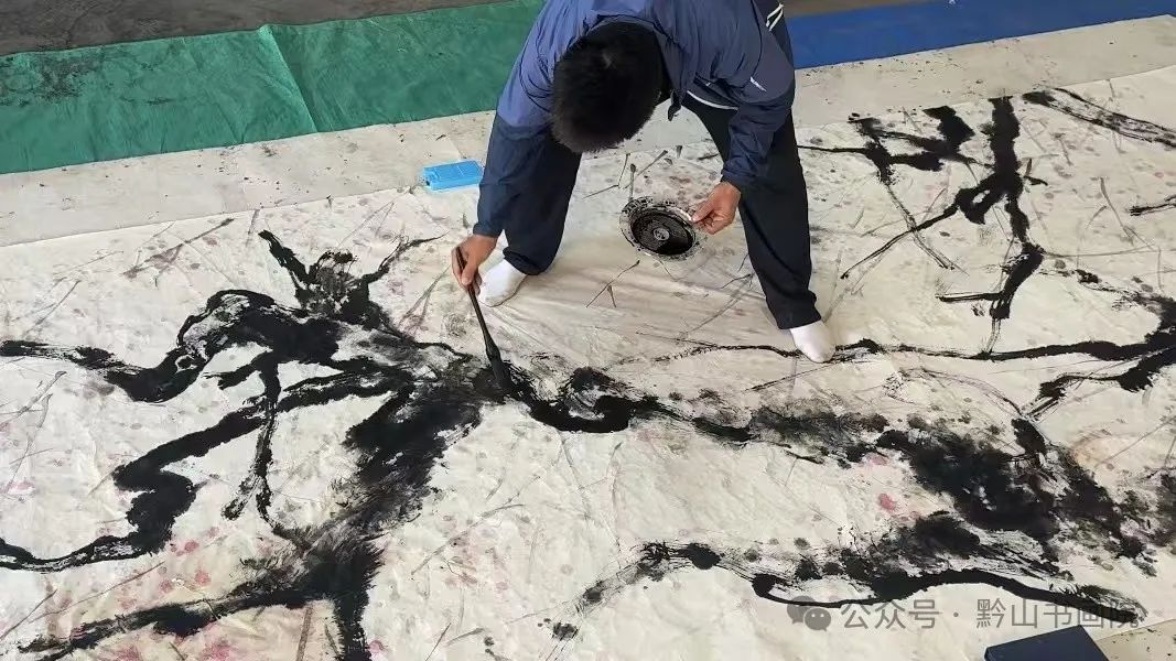 岳黔山·《永平元梅》 | 用墨淋漓潇洒，用笔老辣遒劲，尽显梅花的韧性与鲜活的生命力