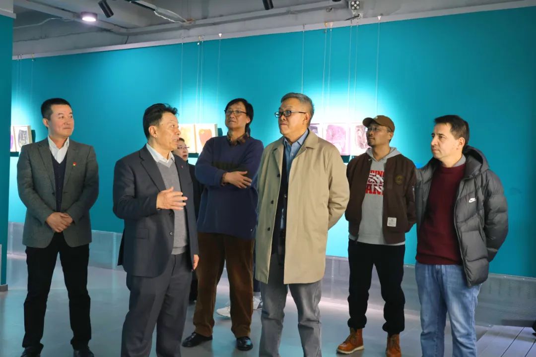 孙洪利赴新疆油画学会考察交流