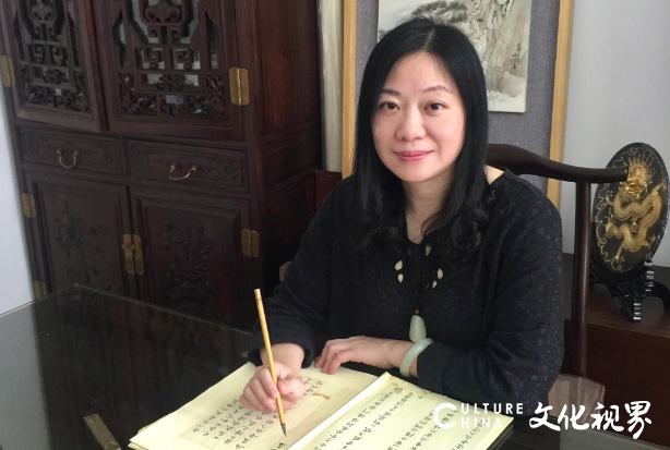 林玉梅在南通市如东文化馆举办“以古鉴今——展览语境下楷书的思考”主题讲座