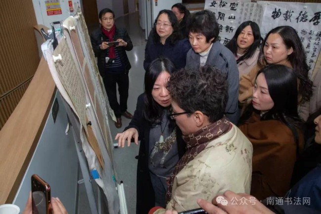 林玉梅在南通市如东文化馆举办“以古鉴今——展览语境下楷书的思考”主题讲座