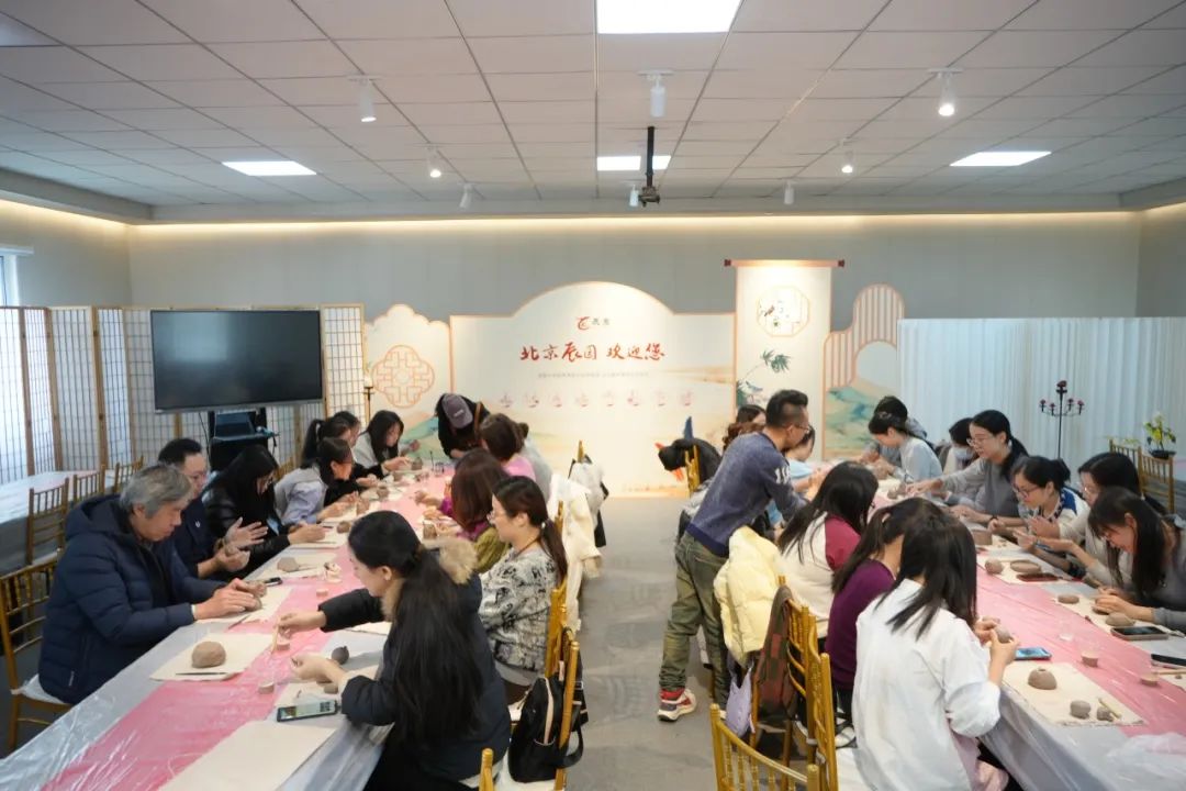 共塑陶艺展风采——钞氏兄弟（钞子艺、钞子伟）陶艺坊携手辰园举办三八妇女节主题陶艺教学活动