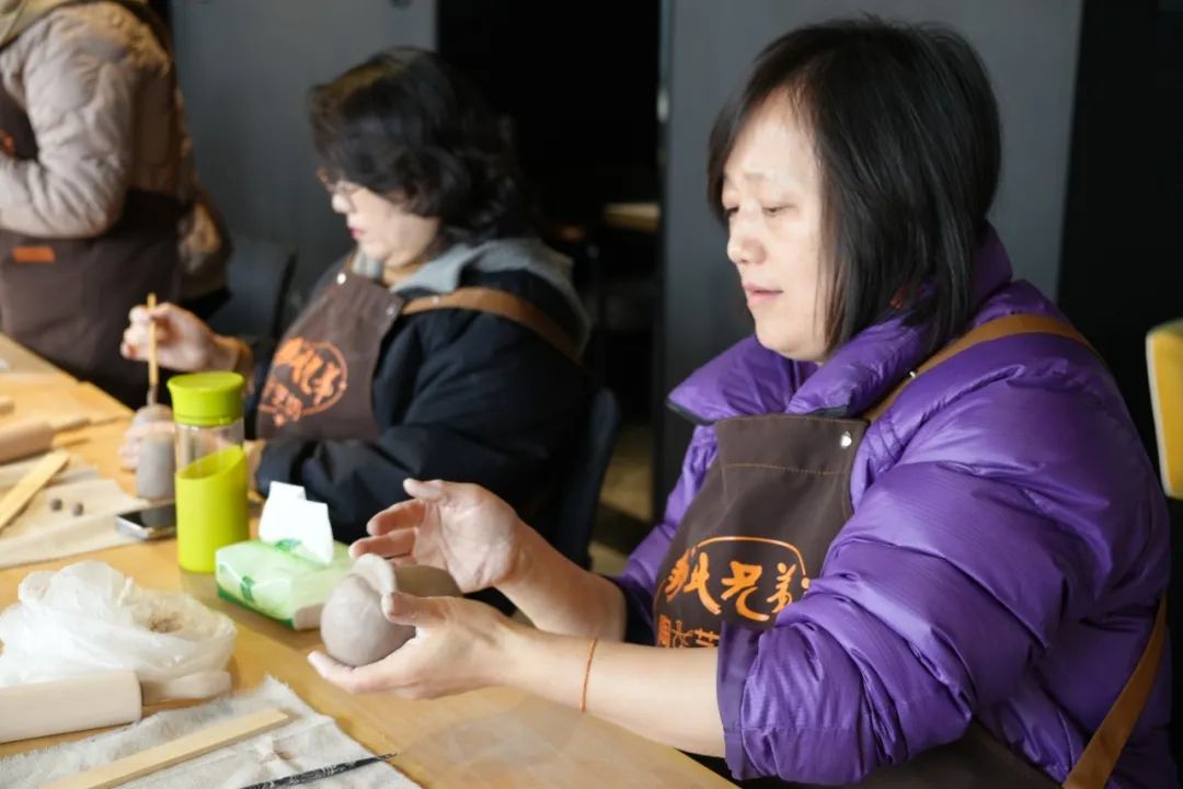 共塑陶艺展风采——钞氏兄弟（钞子艺、钞子伟）陶艺坊携手辰园举办三八妇女节主题陶艺教学活动