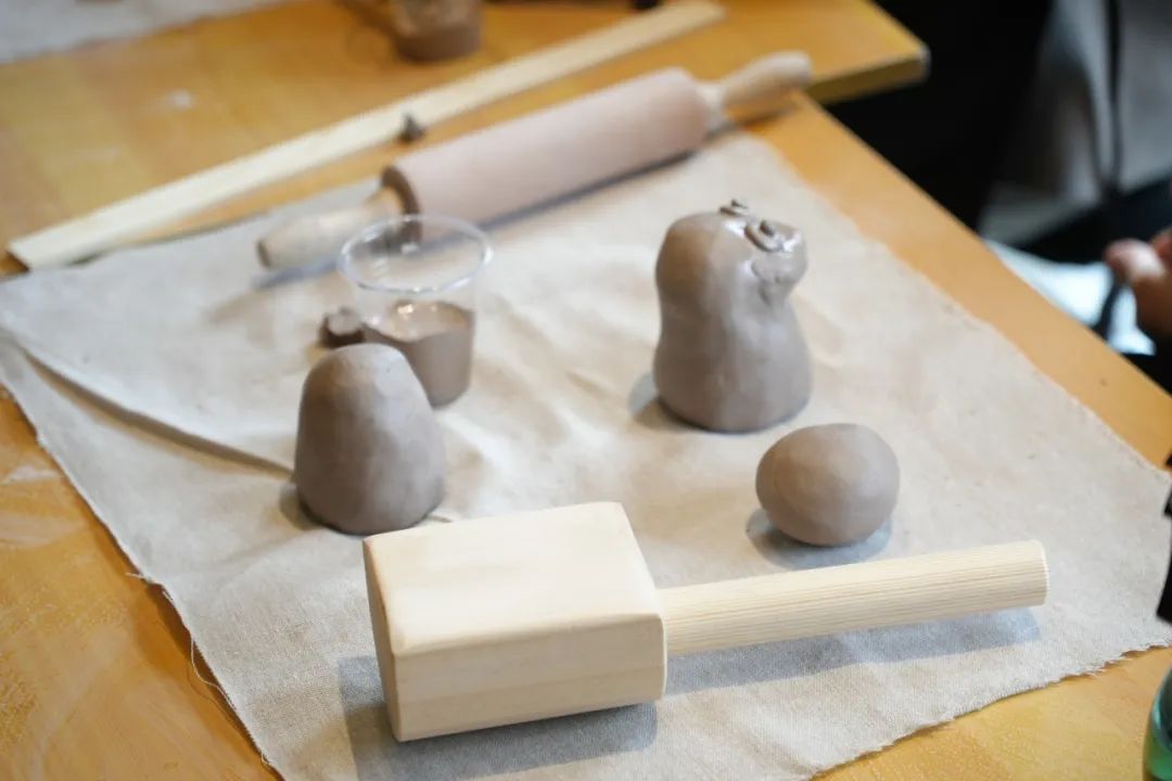 共塑陶艺展风采——钞氏兄弟（钞子艺、钞子伟）陶艺坊携手辰园举办三八妇女节主题陶艺教学活动