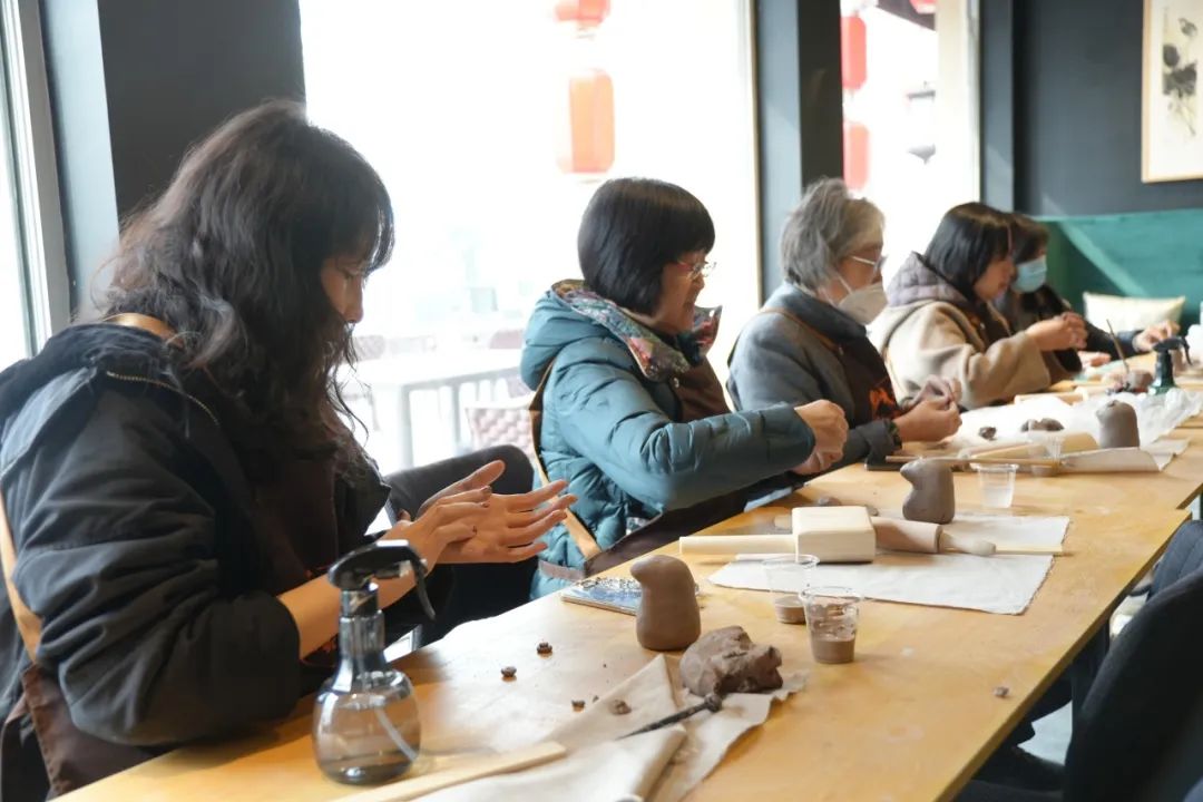 共塑陶艺展风采——钞氏兄弟（钞子艺、钞子伟）陶艺坊携手辰园举办三八妇女节主题陶艺教学活动