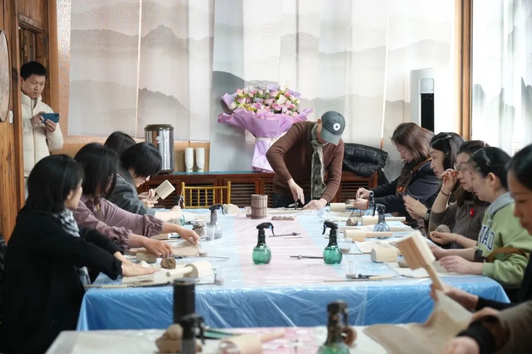 共塑陶艺展风采——钞氏兄弟（钞子艺、钞子伟）陶艺坊携手辰园举办三八妇女节主题陶艺教学活动
