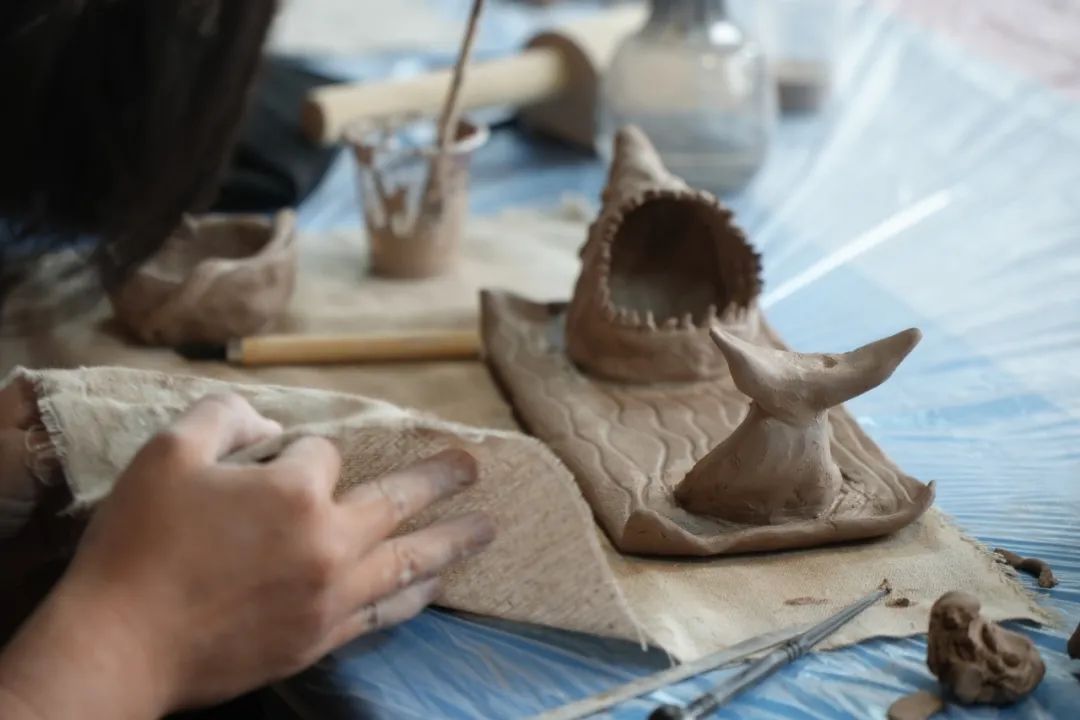 共塑陶艺展风采——钞氏兄弟（钞子艺、钞子伟）陶艺坊携手辰园举办三八妇女节主题陶艺教学活动